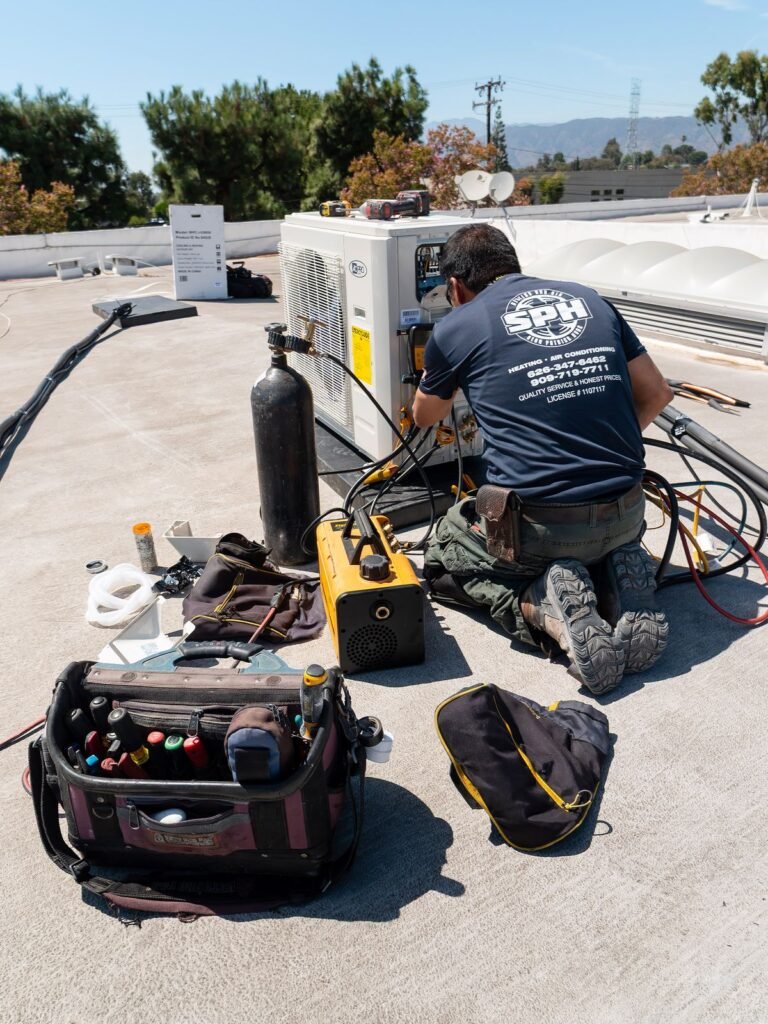 Técnico revisa una unidad de aire acondicionado instalada en una azotea.